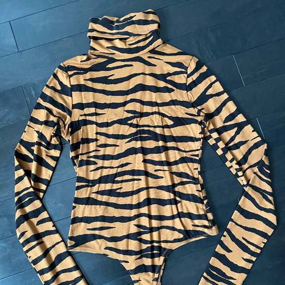 ASOS DESIGN High Neck Bodysuit in Animal Print - Picture 5 of 11